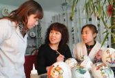 高茂美：鸵鸟蛋上镌刻艺术之美