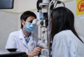 双眼蚕蚀性角膜溃疡濒临失明，东莞爱尔眼科叶健章团队实施深板层角膜移植手术助其重获光明
