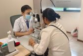 ​六旬老人视力骤降至0.2，南昌爱尔眼科刘学群院长个性化手术助其重获清晰“视界”