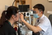 47岁女子拖了五年险失明：遗传性高度近视叠加青光眼白内障，南昌爱尔刘学群高难度手术破局