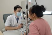 南昌县七旬老人左眼疾苦三十载，南昌爱尔眼科刘学群“四级疑难手术”助其成功复明